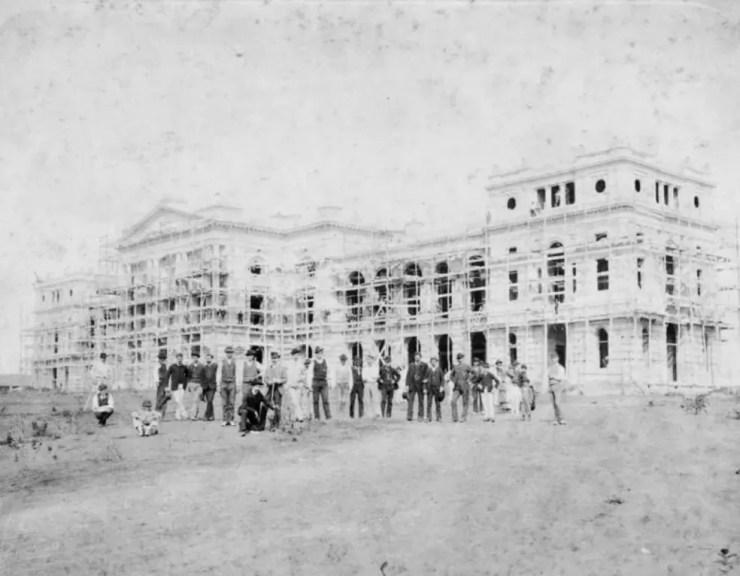 Homens posam diante do edifício, ainda em construção — Foto: Reprodução/Museu Paulista da USP