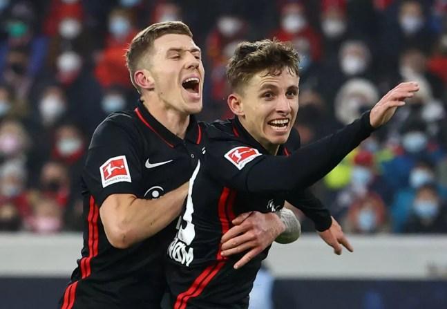 Jesper Lindstrom celebra gol do Eintracht Frankfurt sobre o Freiburg com Kristijan Jakic — Foto: REUTERS