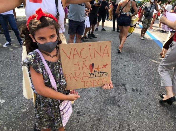 Criança pede vacina para todos em manifestação no Centro do Rio — Foto: Carlos Brito / G1