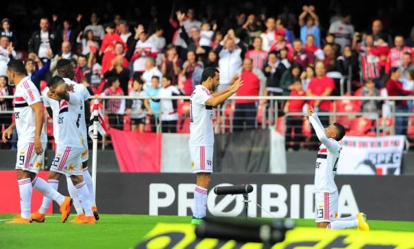 Rojas comemora o gol marcado diante do Vasco (Foto: Marcos Ribolli)