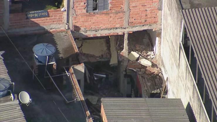 Casa desaba após explodir na Zona Leste de SP e deixa quatro feridos — Foto: Reprodução TV Globo