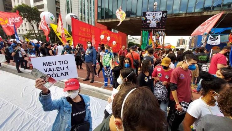 Manifestante mostra cartaz com indignação sobre suspeita de corrupção na compra de vacinas durante a pandemia do coronavírus em ato neste sábado (3), na Avenida Paulista — Foto: Rodrigo Rodrigues/G1