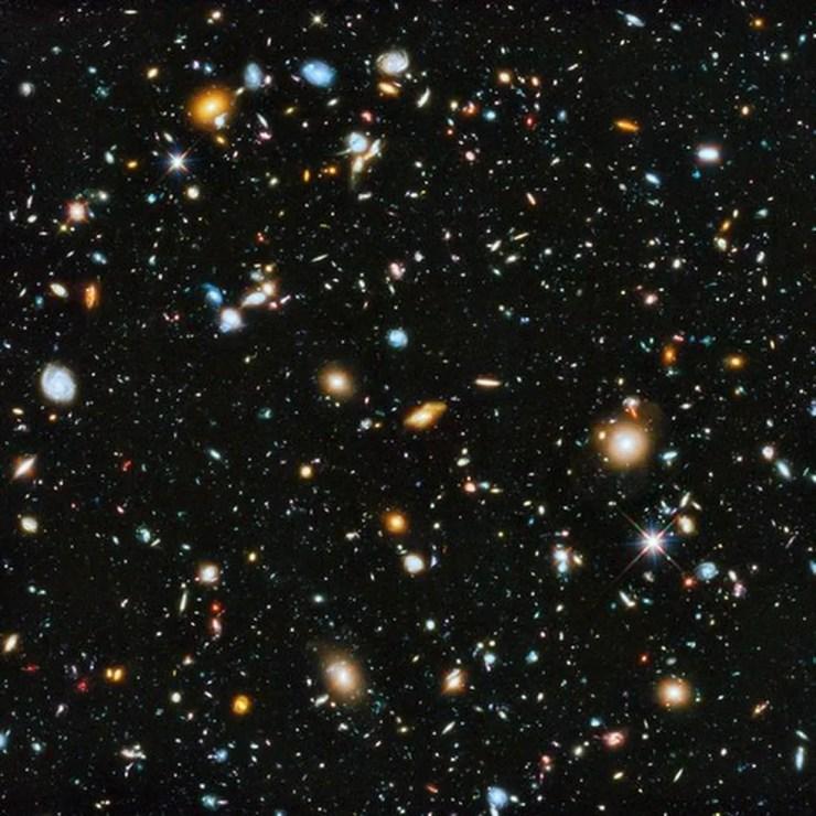 Esta imagem impactante, conhecida como Campo Ultra Profundo do Hubble, é uma montagem de fotos tiradas ao longo de mais de um ano. O que estamos vendo é o Universo quando a luz partiu até alcançar o Hubble, há 13 milhões de anos — Foto: Nasa/BBC