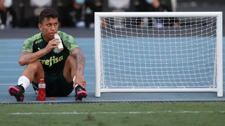 Marcos Rocha se hidratando durante o treino do Palmeiras no Engenhão — Foto: Cesar Greco/Ag. Palmeiras