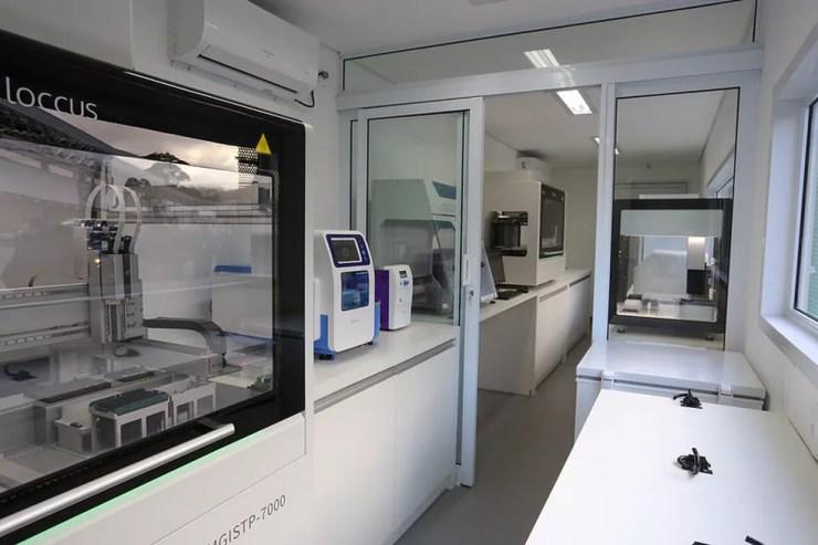 Parte interna do laboratório móvel do Instituto Butantan com equipamentos para genotipagem — Foto: Divulgação/Secom/GESP