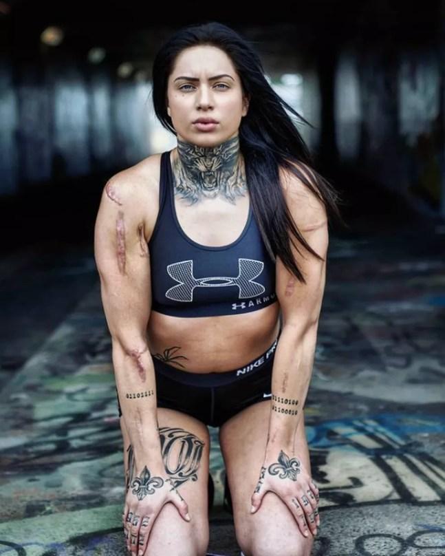 Julija Pajic mostra suas marcas e tatuagens em sua conta no Instagram — Foto: Reprodução/Instagram