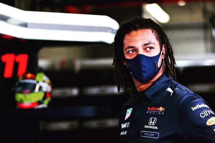 Técnico especialista em unidades de potência da RBR, Calum Nicholas é um dos poucos negros vistos na F1 — Foto: Reprodução/Instagram