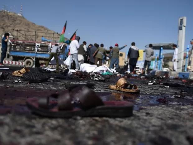 Sandálias de manifestantes afegãos vistos na cena de ataque suicida em ato em Cabul  (Foto: Wakil Kohsar/ AFP)