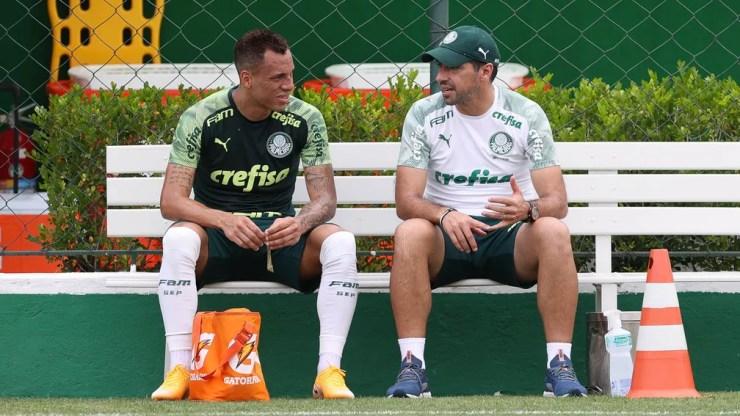 Abel Ferreira conversa com Breno Lopes na Academia do Palmeiras — Foto: Cesar Greco / Ag. Palmeiras