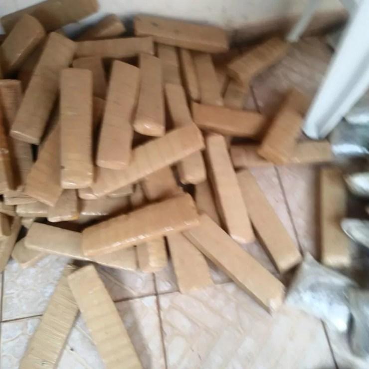 Tabletes de maconha foram encontrados espalhados na casa (Foto: Luiz Monteiro)
