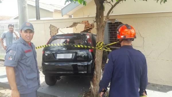 Corpo de Bombeiros foi acionado para atender o acidente, mas ninguém ficou ferido após carro atingir casa em Birigui (SP) (Foto: Arquivo Pessoal)