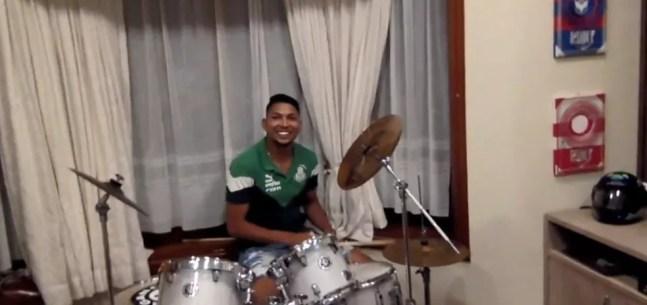 Rony, do Palmeiras, toca bateria no "Bem, Amigos!" — Foto: Reprodução