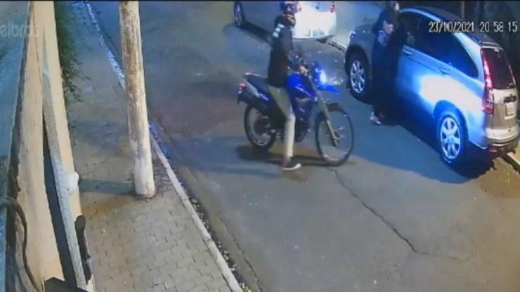 Motociclistas rendem motorista de carro durante assalto na Vila Andrade, Zona Sul de SP — Foto: Reprodução TV Globo