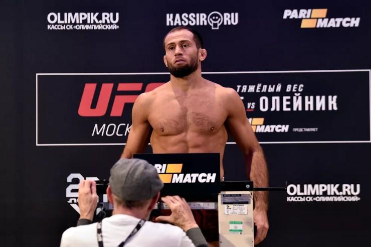 Mairbek Taisumov não esconde a decepção ao estourar o peso em 2,2kg na pesagem do UFC Moscou — Foto: Getty Images
