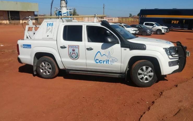 Carro usado para melhorar sinal de comunicação da força-tarefa que procura Lázaro Barbosa, em Cocalzinho de Goiás — Foto: Giovana Dourado/TV Anhanguera