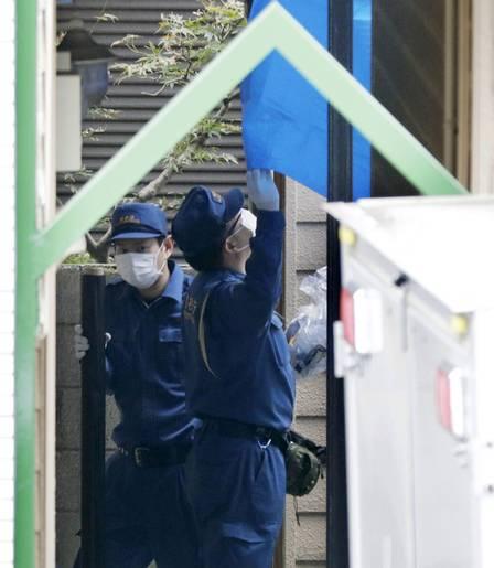 Polícia inspeciona apartamento após encontrar corpos