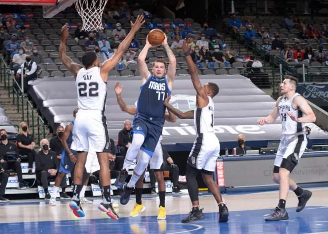 Luka Doncic brilhou na vitória do Dallas Mavericks — Foto: Glenn James/NBAE
