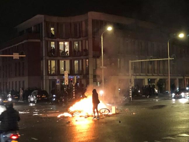 Incêndio em rua de Haia, durante protesto contra medidas de restrição e lockdown na Holanda, na noite de 20 de novembro — Foto: Danny KEMP / AFP