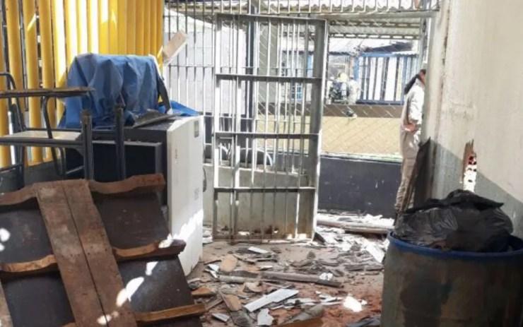 Rebelião em presídio deixou celas destruídas no regime semiaberto (Foto: Reprodução/TV Anhanguera)