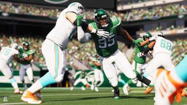 Defensor tenta superar bloqueio em Madden NFL 22 — Foto: Divulgação/EA Sports