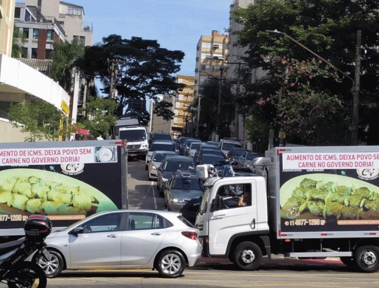 Protesto de caminhoneiros na Avenida Rebouças no sentido Marginal Pinheiros contra aumento do ICMS em São Paulo — Foto: Cíntia Acayaba/G1 SP