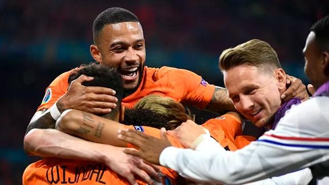 Depay e Dumfries fizeram os gols da Holanda contra a Áustria