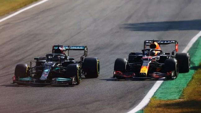 Lewis Hamilton e Max Verstappen, pouco antes de colidirem no GP da Itália — Foto:  Dan Istitene - Formula 1/Formula 1 via Getty Images