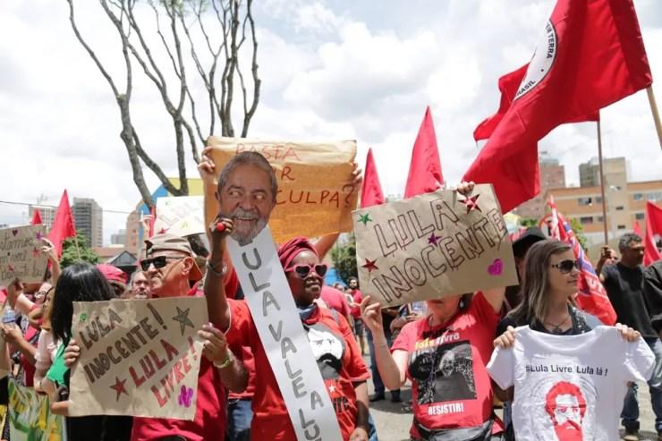 Apoiadores do Lula estão no entorno do prédio da Justiça Federal, onde o ex-presidente será interrogado nesta quarta-feira (14) — Foto: Giuliano Gomes/PRPRess