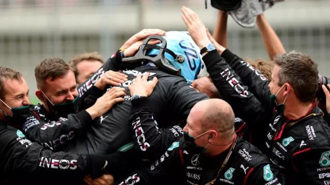 Valtteri Bottas comemora vitória no GP da Turquia com funcionários da Mercedes — Foto: Mario Renzi - Formula 1/Formula 1 via Getty Images