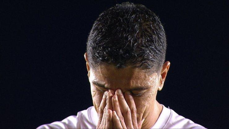 Renato se emociona com homenagem no telão da Vila Belmiro no intervalo de Santos x Atlético-MG