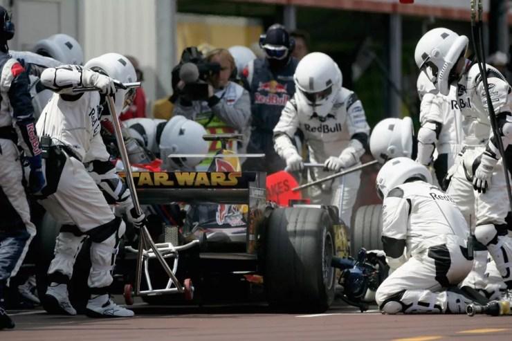 Os mecânicos da RBR vestidos de Stormtroopers nos boxes do GP de Mônaco de 2005 — Foto: Clive Rose/Getty Images