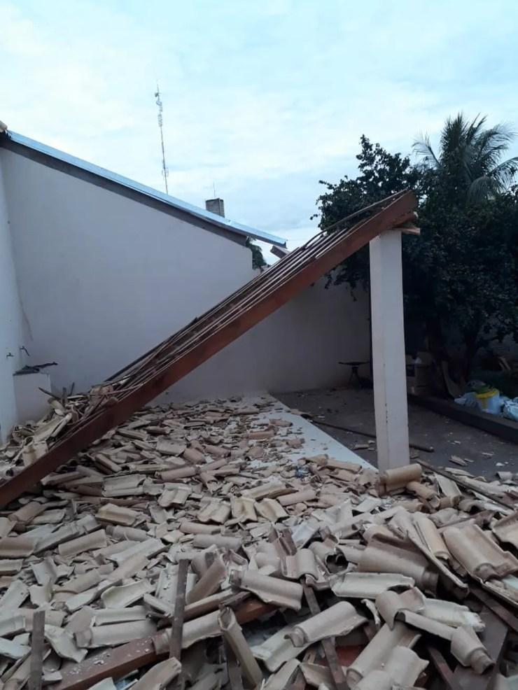 Crianças estavam brincando na varanda da casa quando o telhado caiu em Pereira Barreto (Foto: Arquivo Pessoal)