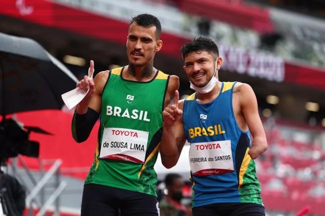 Lucas Lima e Petrúcio Ferreira posam para foto após a prova — Foto: Athit Perawongmetha/Reuters