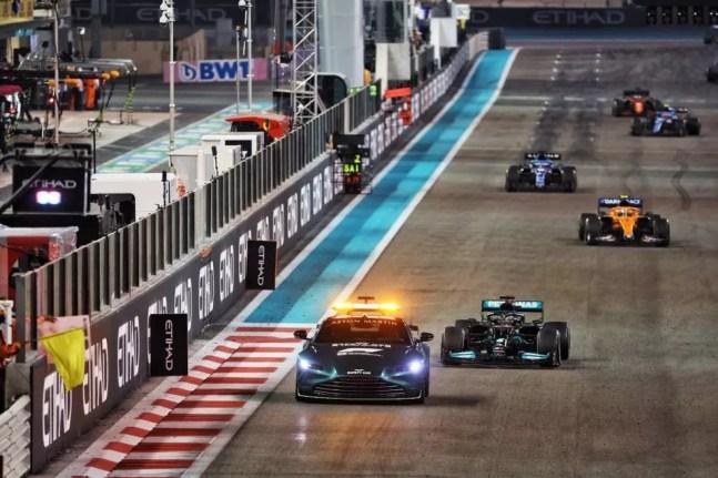 Safety car lidera o pelotão nas voltas finais do GP de Abu Dhabi no último domingo — Foto: Reprodução