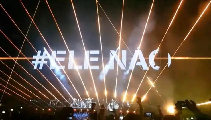 Expressão #EleNao é exibida durante show de Roger Waters em São Paulo — Foto: Janaína Lepri/TV Globo