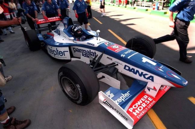 Damon Hill nos boxes com a Arrows em Melbourne, em 1997 — Foto: Getty Images