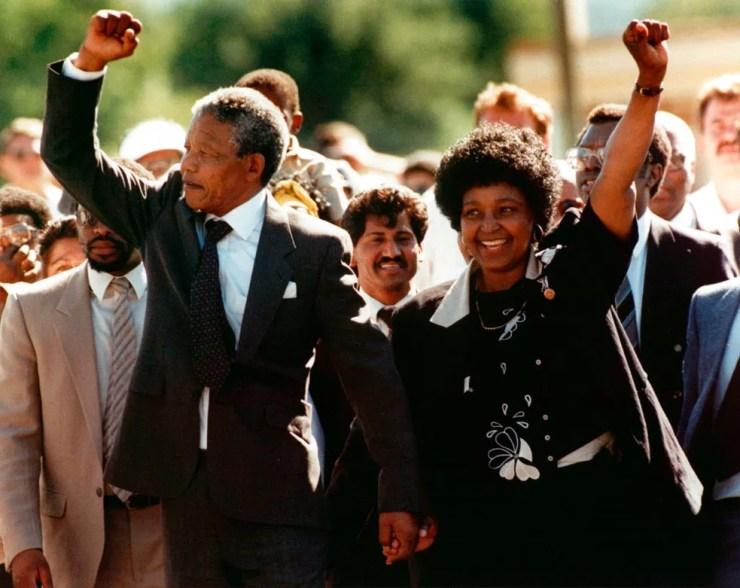 Nelson Mandela e Winnie caminham de mãos dadas após Nelson deixar a prisão na Cidade do Cabo, na África do Sul, em 11 de fevereiro de 1990  — Foto: Associated Press
