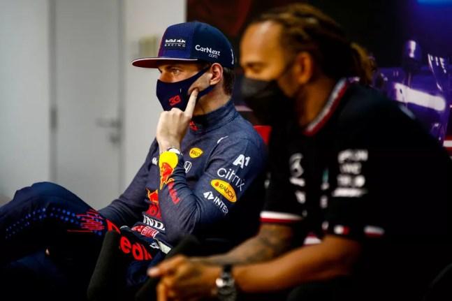 Max Verstappen, da RBR, e Lewis Hamilton, da Mercedes, no GP do Bahrein; holandês ameaçou domínio da heptacampeã de construtores — Foto: Andy Hone - Pool/Getty Images