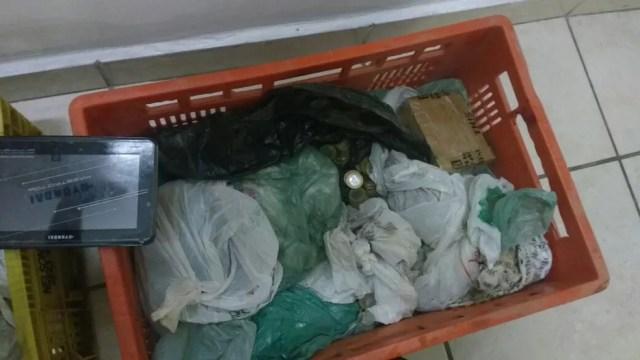Dinheiro foi colocado em sacolas plásticas após roubo em Sorocaba (Foto: Polícia Militar/Divulgação)