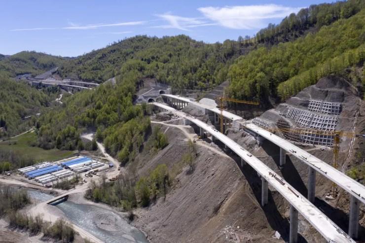 Trecho da rodovia Bar-Boljare, que vai ligar a cidade na costa do Mar Adriático de Montenegro à Sérvia, em foto feita perto de Matesevo em 11 de maio de 2021 — Foto: Savo Prelevic/AFP
