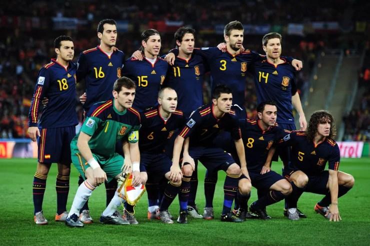 Espanha campeã do mundo em 2010: Busquets é o segundo em pé, da esquerda para direita — Foto: Shaun Botterill/Getty Images
