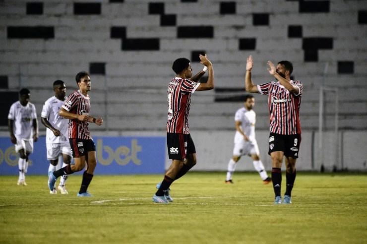 Jogadores do São Paulo comemoram gol de Gabriel Sara contra a Ponte Preta — Foto: Marcos Ribolli