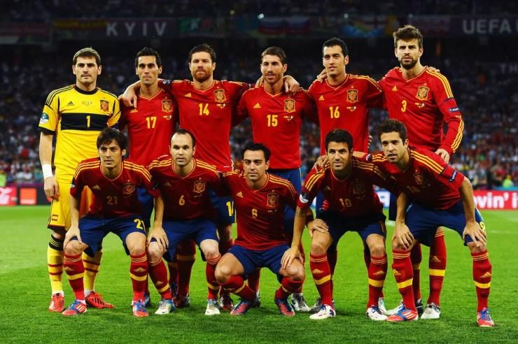 Espanha campeã da Euro em 2012: Busquets é o segundo em pé, da direita para esquerda; Jordi Alba também estava no time — Foto: Gettyimages