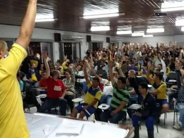 Trabalhadores decidiram em assembleia na quarta entrar em greve (Foto: Sintect-SC/Divulgação)