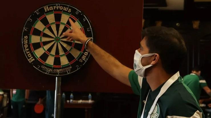 Abel Ferreira com jogo de dardos ao fundo — Foto: Cesar Greco\Palmeiras
