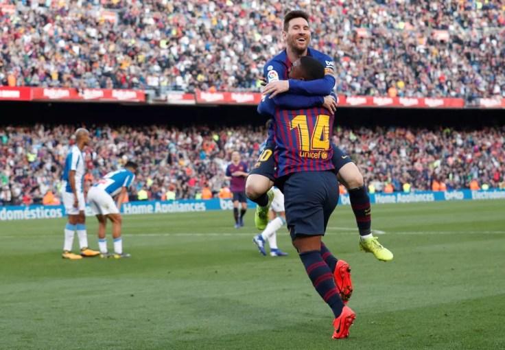 Messi abraça Malcom na comemoração do segundo gol do Barcelona sobre o Espanyol — Foto:  REUTERS/Albert Gea
