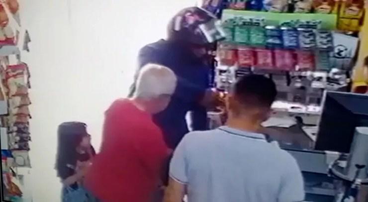 Ação durou cerca de 1 minuto e câmeras de segurança da mercearia flagraram o roubo em Rio Preto (SP) (Foto: Reprodução/Circuito de Segurança)