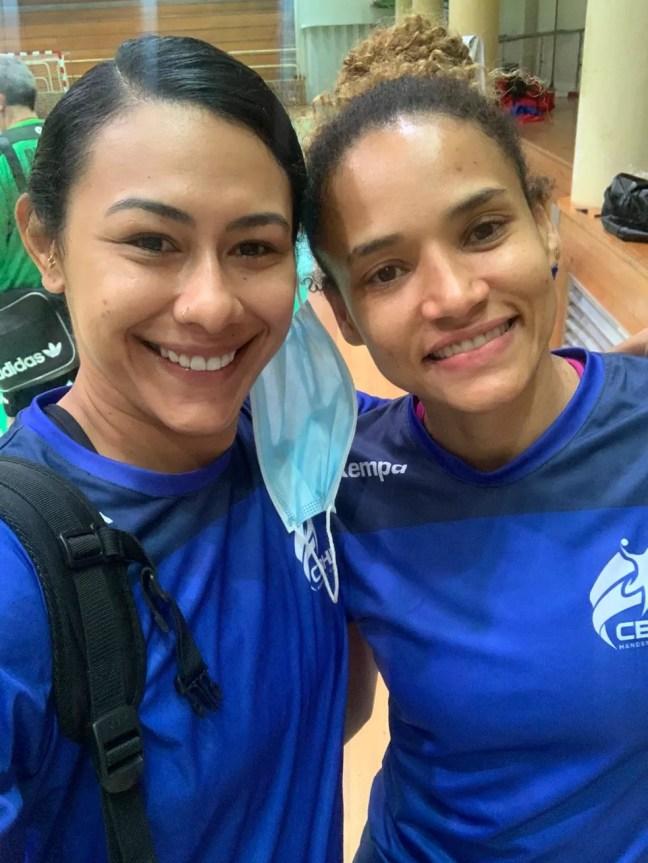 Elaine Gomes e Alexandra Nascimento, ambas de volta à seleção brasileira de handebol, juntas em Portugal — Foto: Arquivo pessoal 