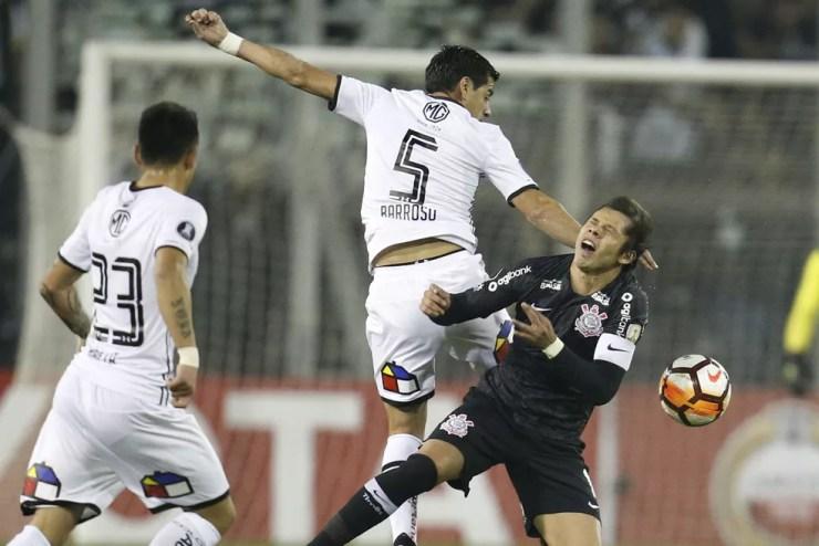 Artilheiro do Corinthians na temporada, Romero teve atuação apagada contra o Colo-Colo (Foto: Elvis González/EFE)