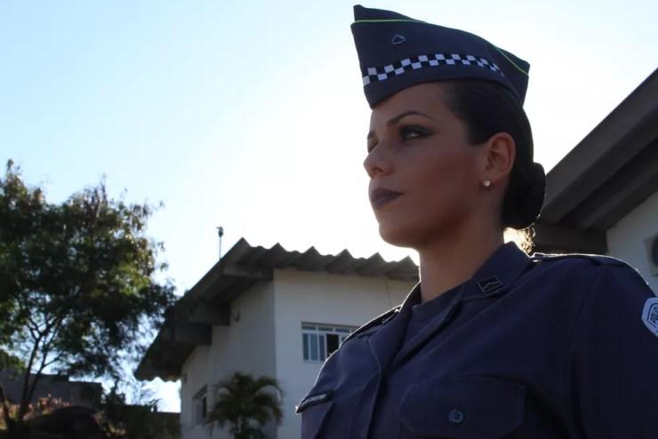 PM Juliana Cristini trabalha no setor administrativo da Polícia Militar (Foto: Carlos Dias/G1)